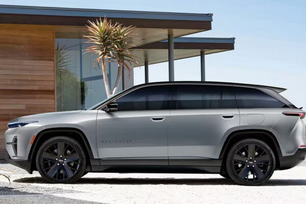 Мощный Jeep Wagoneer S сравнили с главным конкурентом от Tesla на новых кадрах
