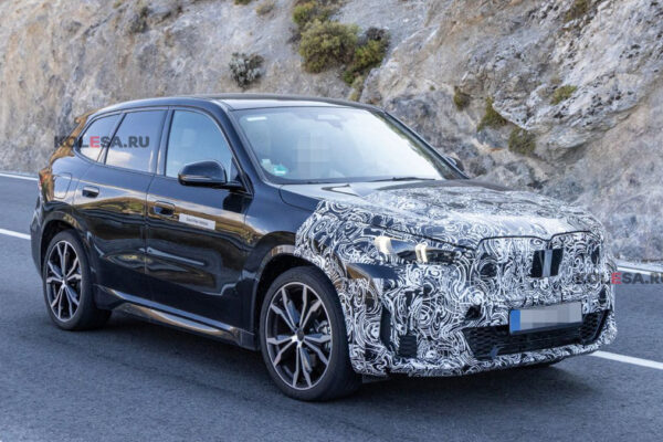 BMW iX1 готовится к первому обновлению: кроссовер поймали во время тестов